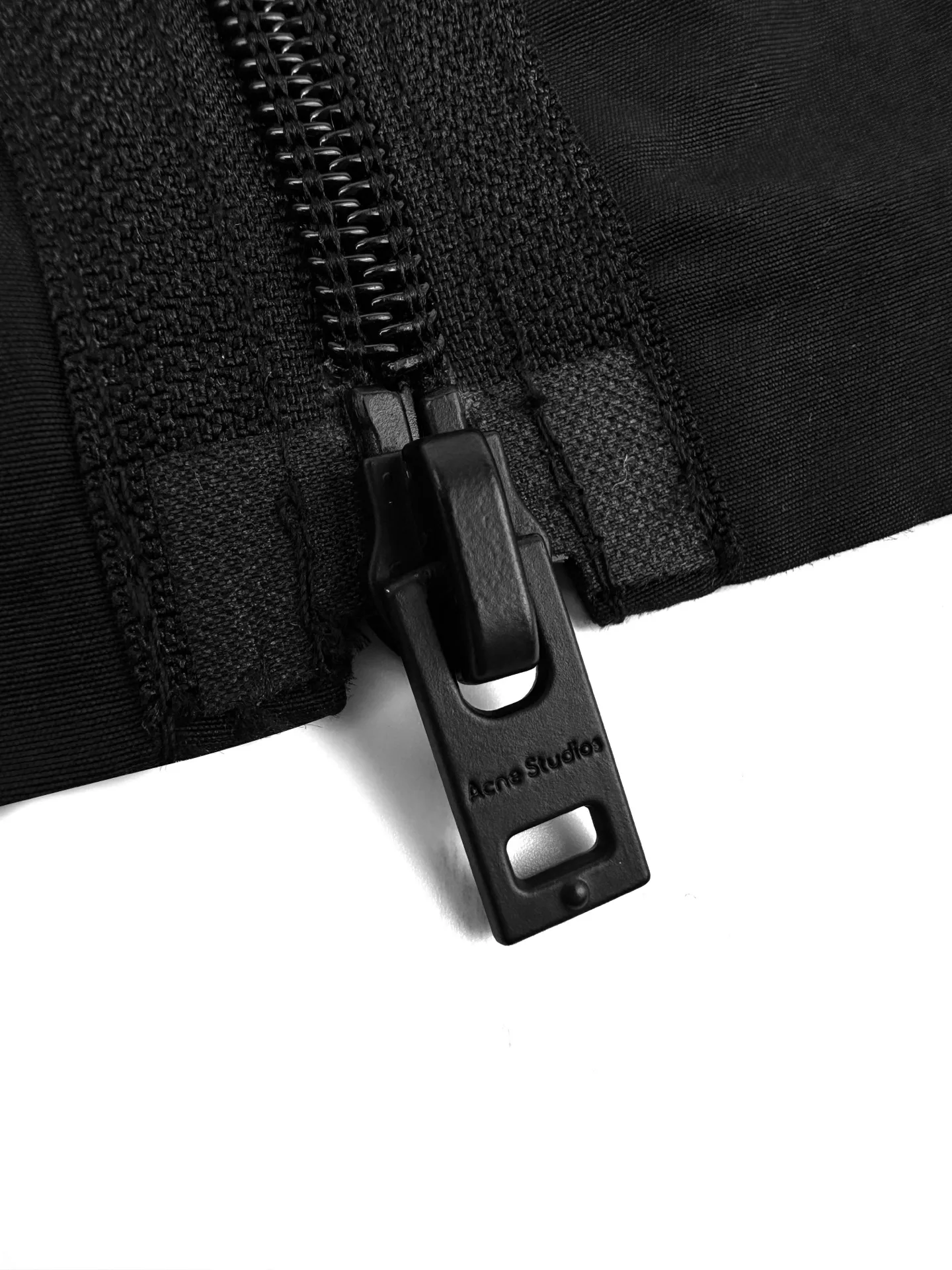Acn Studios embroidered logo jacket, custom-made Ninglan light woven machine blend, lightweight and windproof, stiff and tough, dark night and calm, embodying Scandinavian cool minimalist aesthetics, stand-up collar with full zipper for neat opening and closing, full lining on the inside to improve the smoothness of putting on and taking off, elasticated and precise cuffs at the hem, creating a relaxed and loose cropped silhouette, three-dimensional logo embroidery in the same color on the back, engraved with STOCKHOLM Chronicle The embroidery is integrated with the body of the garment, hiding the brand's traceability context. The minimalist shape integrates the functional core to interpret the relaxed and relaxed style of high-end ready-to-wear. Process 1: Using imported machine embroidery technology. Using advanced computer control systems and precision mechanical components to realize the Acne Studios logo embroidery operation. High precision. The lines are smooth and delicate. Process 2: The fabrics have been fermented and washed. They have a better hand feel and texture. They are not easy to deform, shrink or fade. Maintain long-term beauty Accessories: Customized 1:1 Acne webbing Customized 1:1 Acne zipper Customized 1:1 Acne trademark Version: Loose version Size: 44 46 48 50 Style number: CC 7004